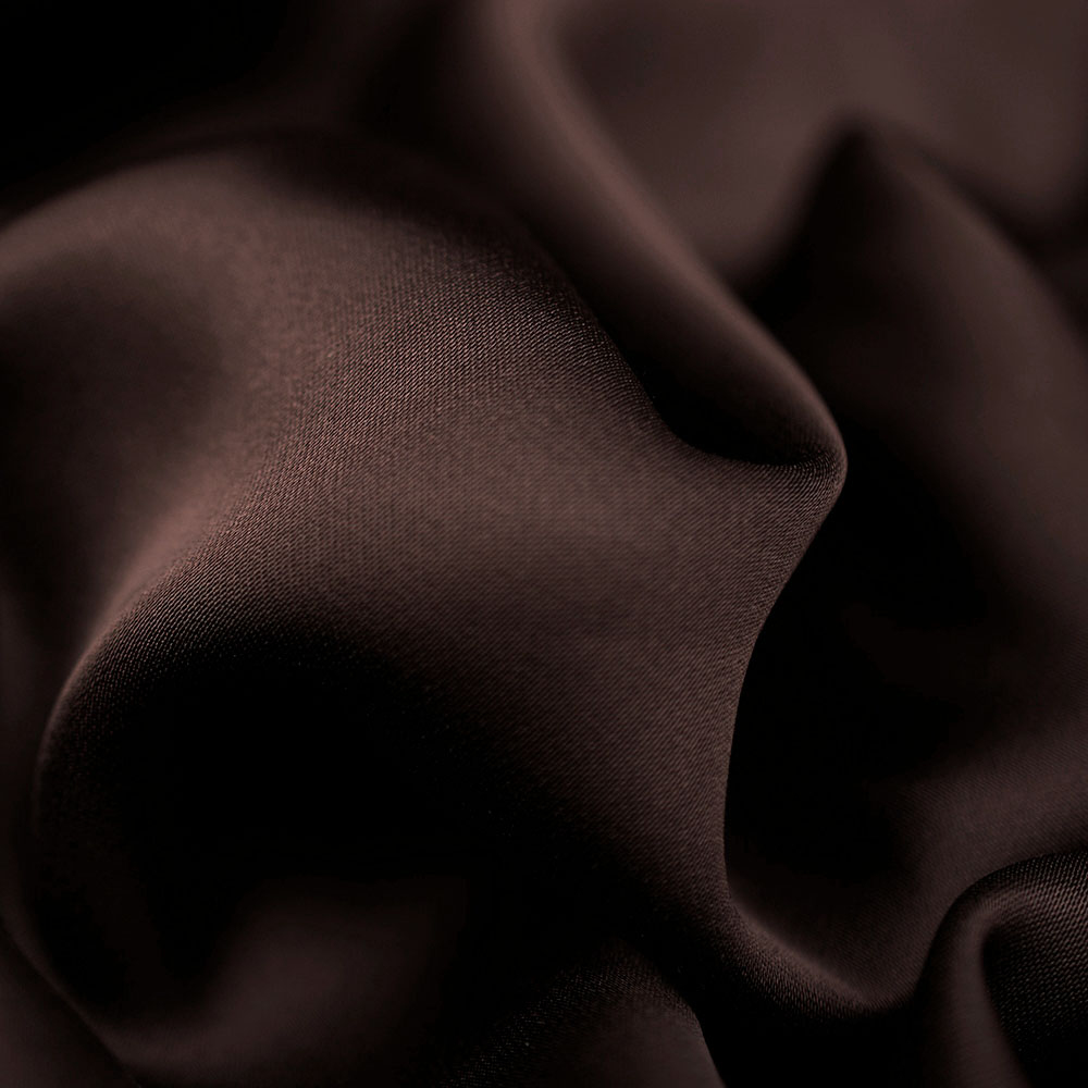 Wiskoza satynowa to tkanina wykonana w 100% z włókien wiskozy, która wyróżnia się doskonałą przepuszczalnością powietrza.