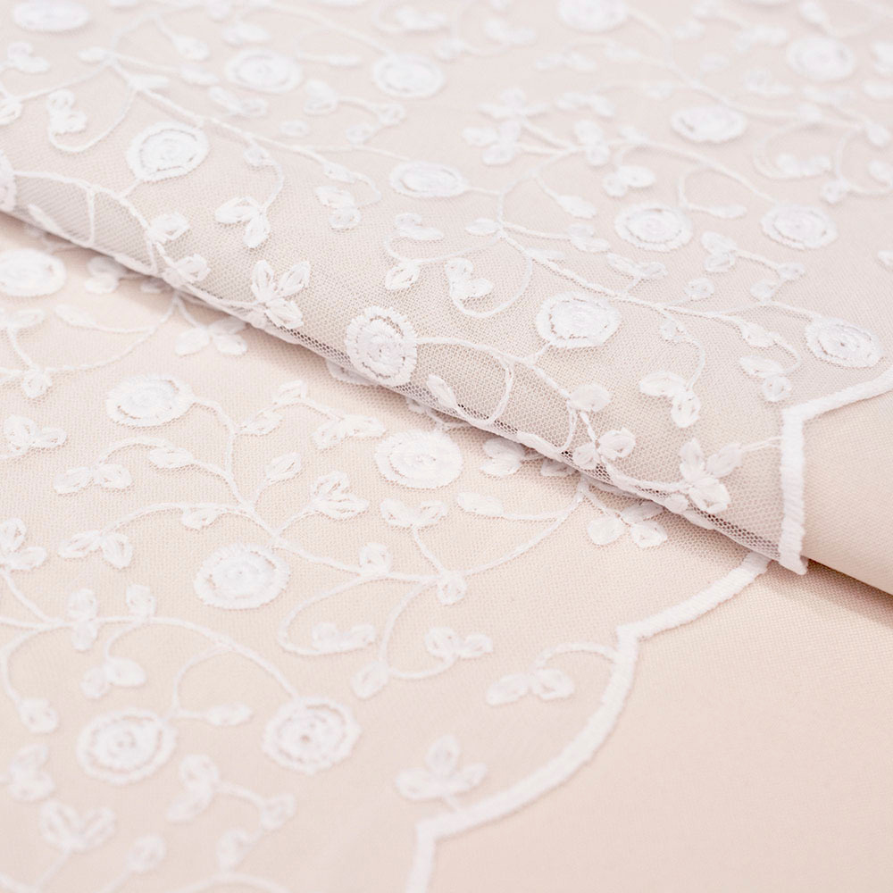 Elegancka koronka gipiurowa, wyróżnia się oryginalnym wzorem, który został wyhaftowany na tiulu.