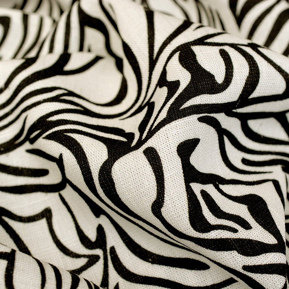 Tkanina z mieszanki lnu i wiskozy to materiał o miękkim chwycie i wyraźnie naturalnej, delikatnie lnianej fakturze.