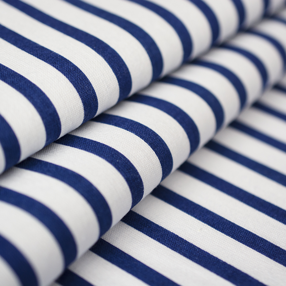 Tkanina bawełniana o splocie płóciennym, wyprodukowana w Polsce.