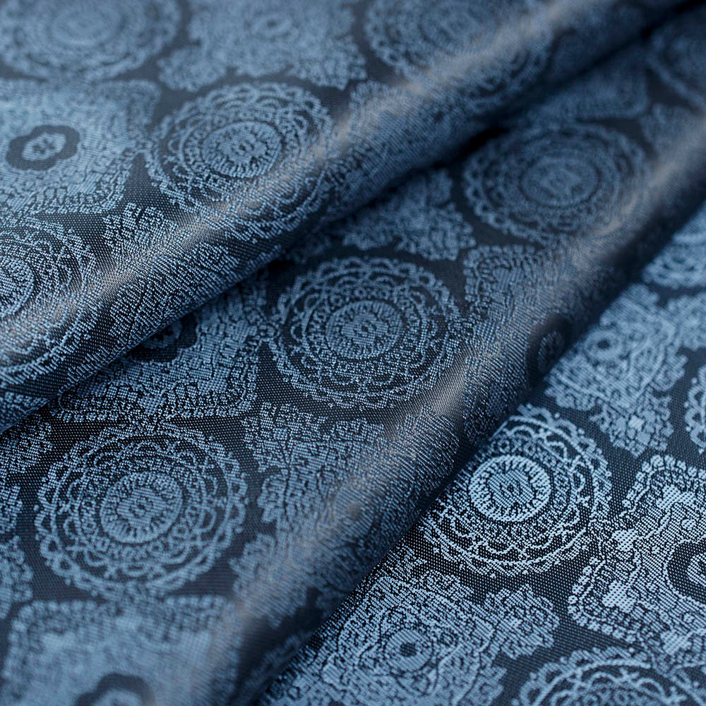 Wzorzysta podszewka żakardowa wykonana z włókien wiskozowych.