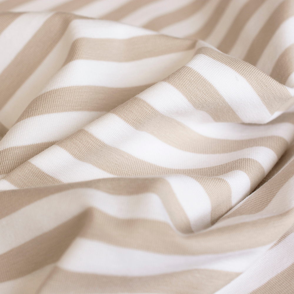 Wzorzysta dzianina bawełniana typu Singiel zachwyca miękkością, przewiewnością i naturalnym komfortem noszenia.