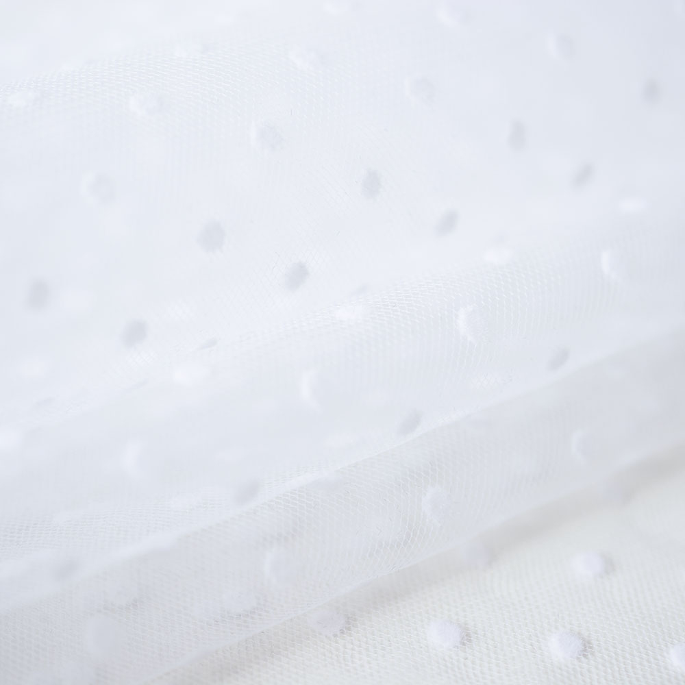 Tiul Velvet Dots, to delikatna tkanina o splocie ażurowym, układającym się w kształt rombów.