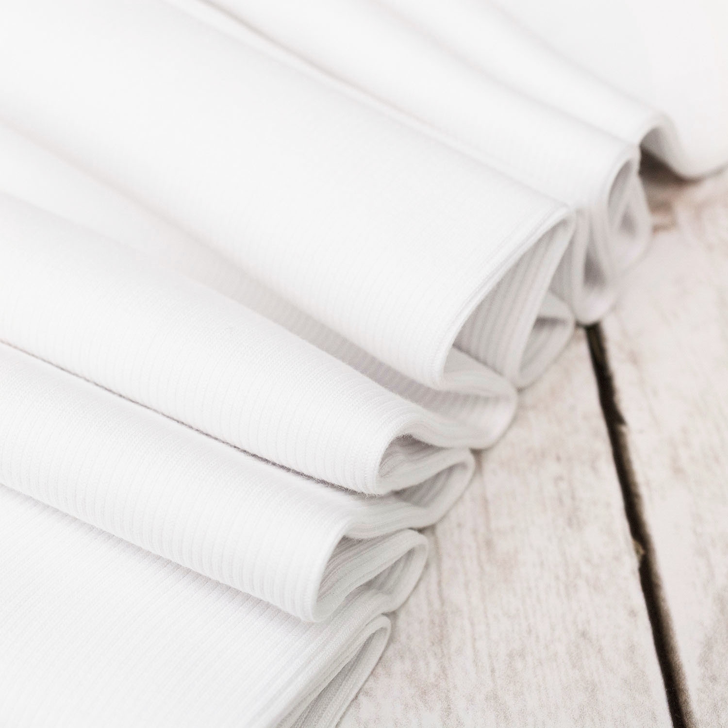 Prążkowana dzianina ściągaczowa, wykonana z naturalnych włókien bawełny.