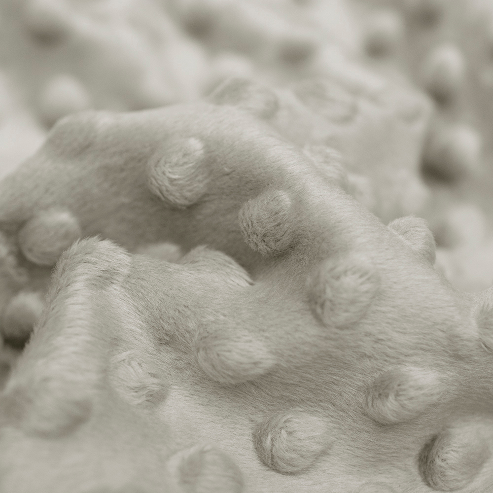 Minky Welur Kropki to bardzo popularna dzianina szczególnie wśród wyrobów dla dzieci.