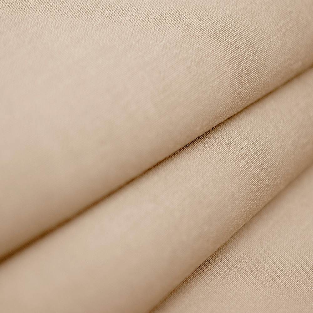 Tencel Capri to ekskluzywna tkanina, która łączy w sobie piękno i praktyczność na najwyższym poziomie.