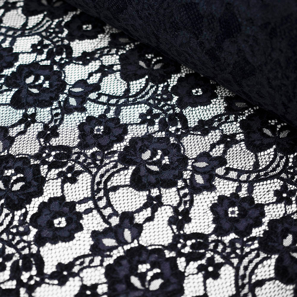 Koronka Cartagena to tkanina, która zachwyca subtelnym, aksamitnym haftem i delikatną strukturą.