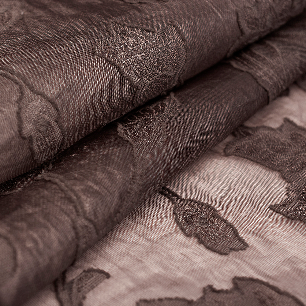 Tkanina z haftem kwiatowym wyróżnia się miękkością, lekkością i przyjemnym chwytem.