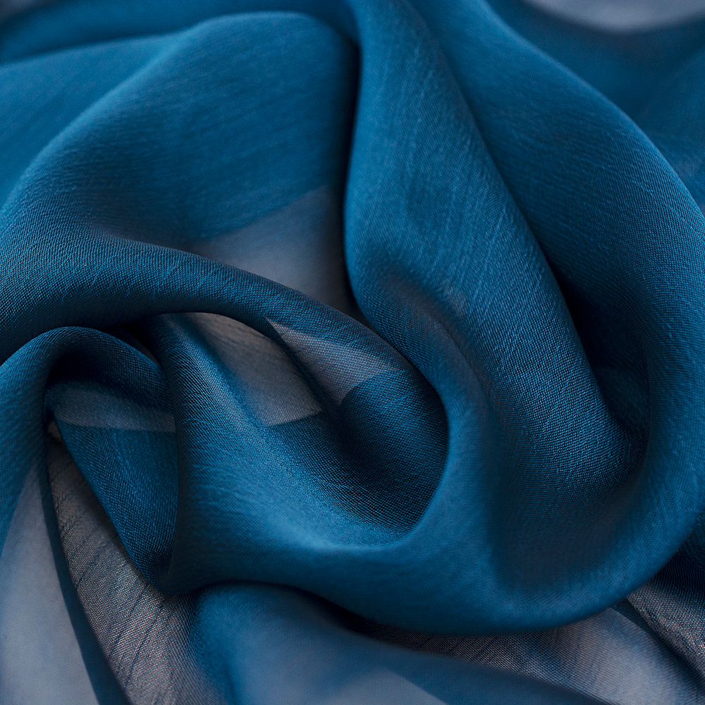 Szyfon Perła to doskonałej jakości tkanina, idealnie nadaje się na eleganckie i szykowną odzież.