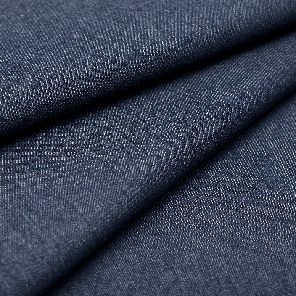Denim to bawełniana tkanina o klasycznym, ponadczasowym charakterze, łącząca tradycyjny wygląd z nowoczesnym komfortem noszenia.