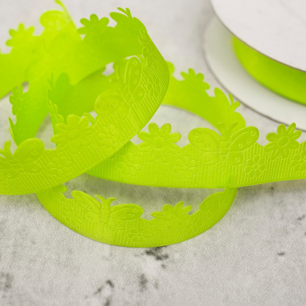 Dekoracyjna taśma satynowa z tłoczonym, wiosennym wzorem.