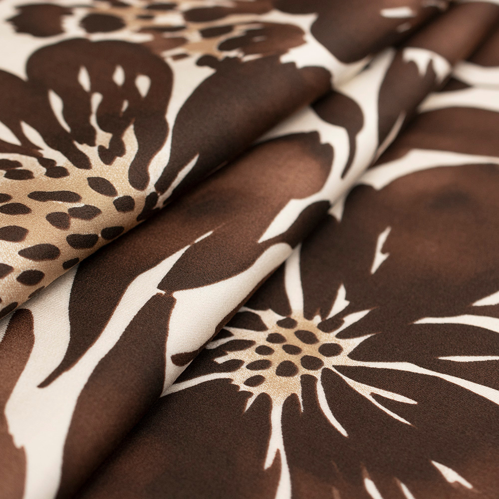 Tkanina wiskozowa z subtelnym połyskiem to doskonały wybór na kobiece projekty, takie jak sukienki, spódnice czy bluzki.