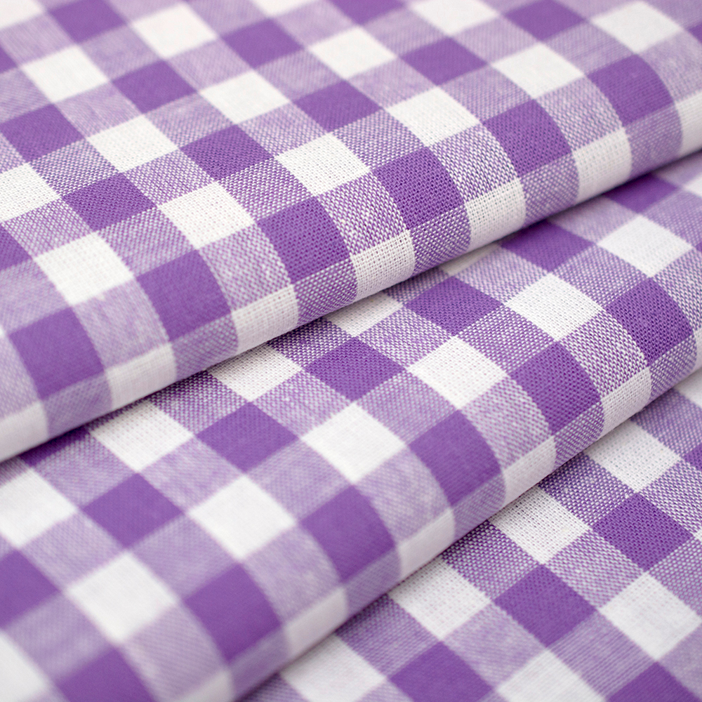 Tkanina wykonana z przędzy bawełnianej wyróżnia się luźniejszym, wyraźnym splotem oraz włóknami barwionymi oddzielnie, które tworzą klasyczny wzór kratki.