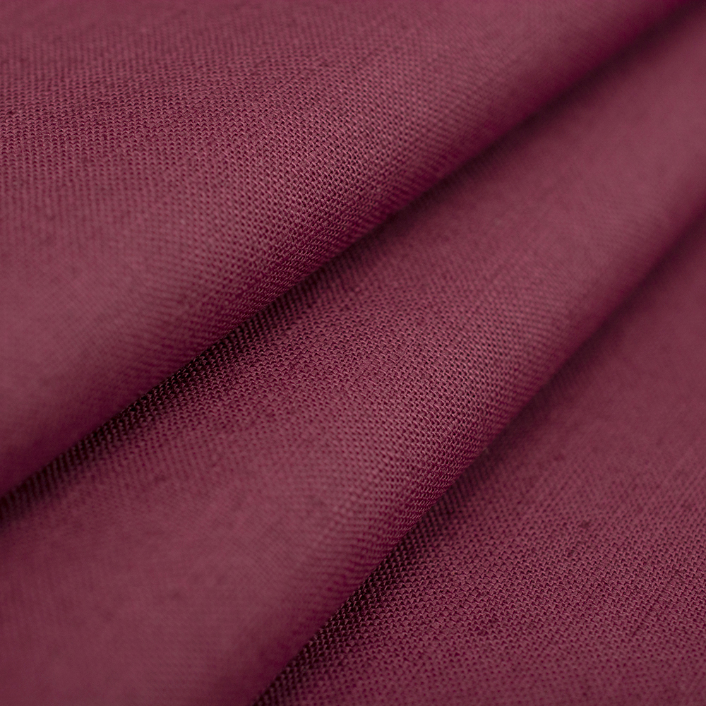 Len Malta to tkanina powstała z połączenia bawełny i lnu, wyróżniająca się wyraźnym splotem oraz naturalnym, miękkim dotykiem.