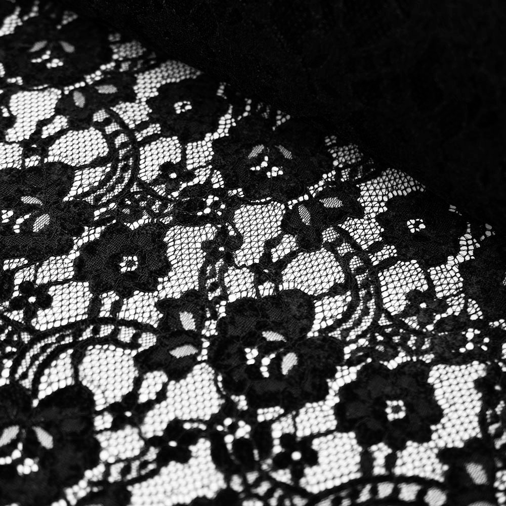 Koronka Cartagena to tkanina, która zachwyca subtelnym, aksamitnym haftem i delikatną strukturą.