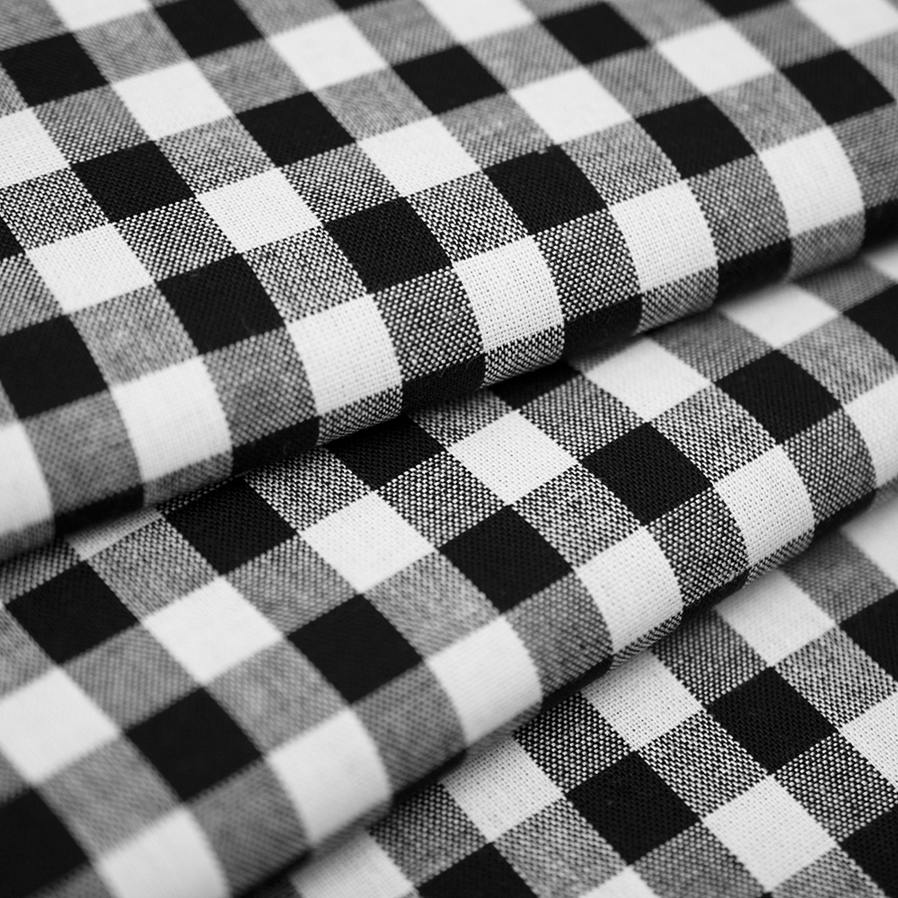 Tkanina wykonana z przędzy bawełnianej wyróżnia się luźniejszym, wyraźnym splotem oraz włóknami barwionymi oddzielnie, które tworzą klasyczny wzór kratki.