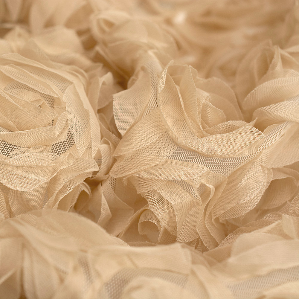 Haftowany tiul z dużym motywem niebieskich różyczek to subtelna i wyjątkowo lekka tkanina, która zachwyca swoją finezją.