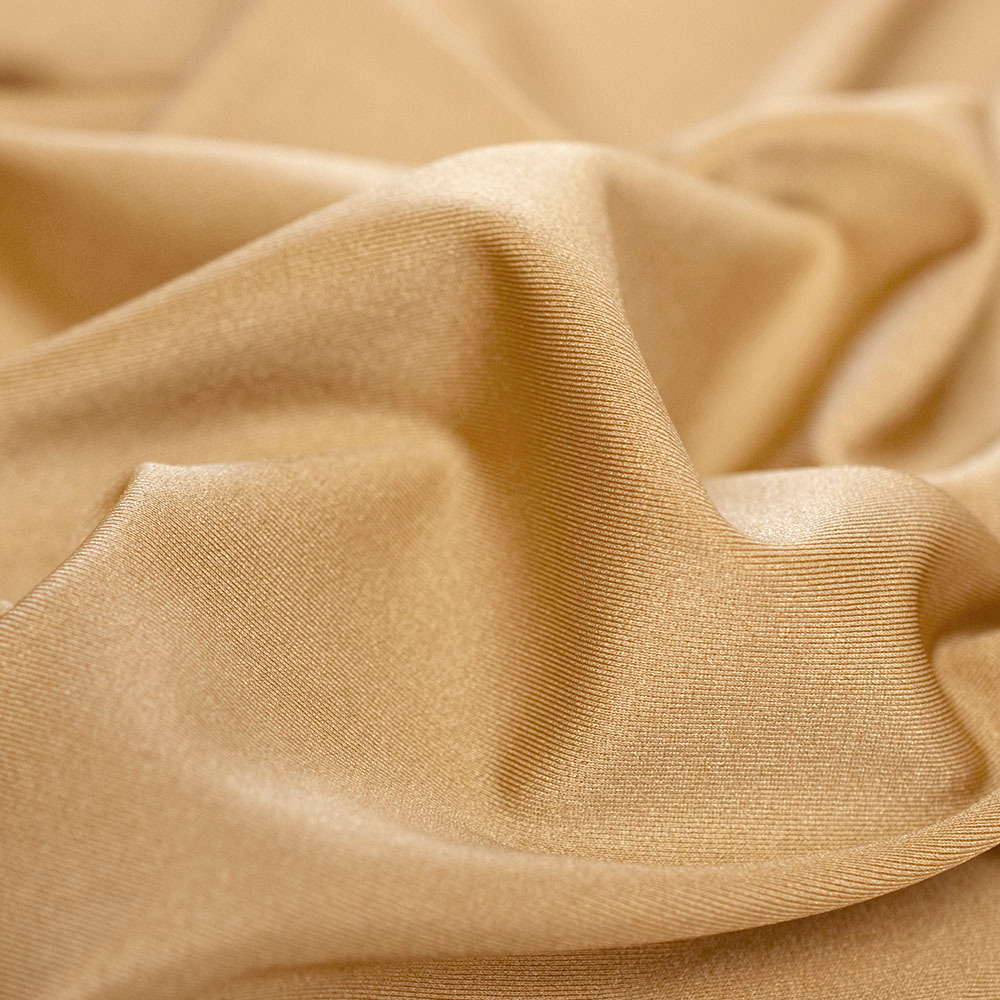 Dzianina typu Lycra to wysokiej jakości materiał o jednolitym kolorze, który zachwyca wyjątkową elastycznością – rozciąga się w obu kierunkach, zapewniając idealne dopasowanie i komfort noszenia.