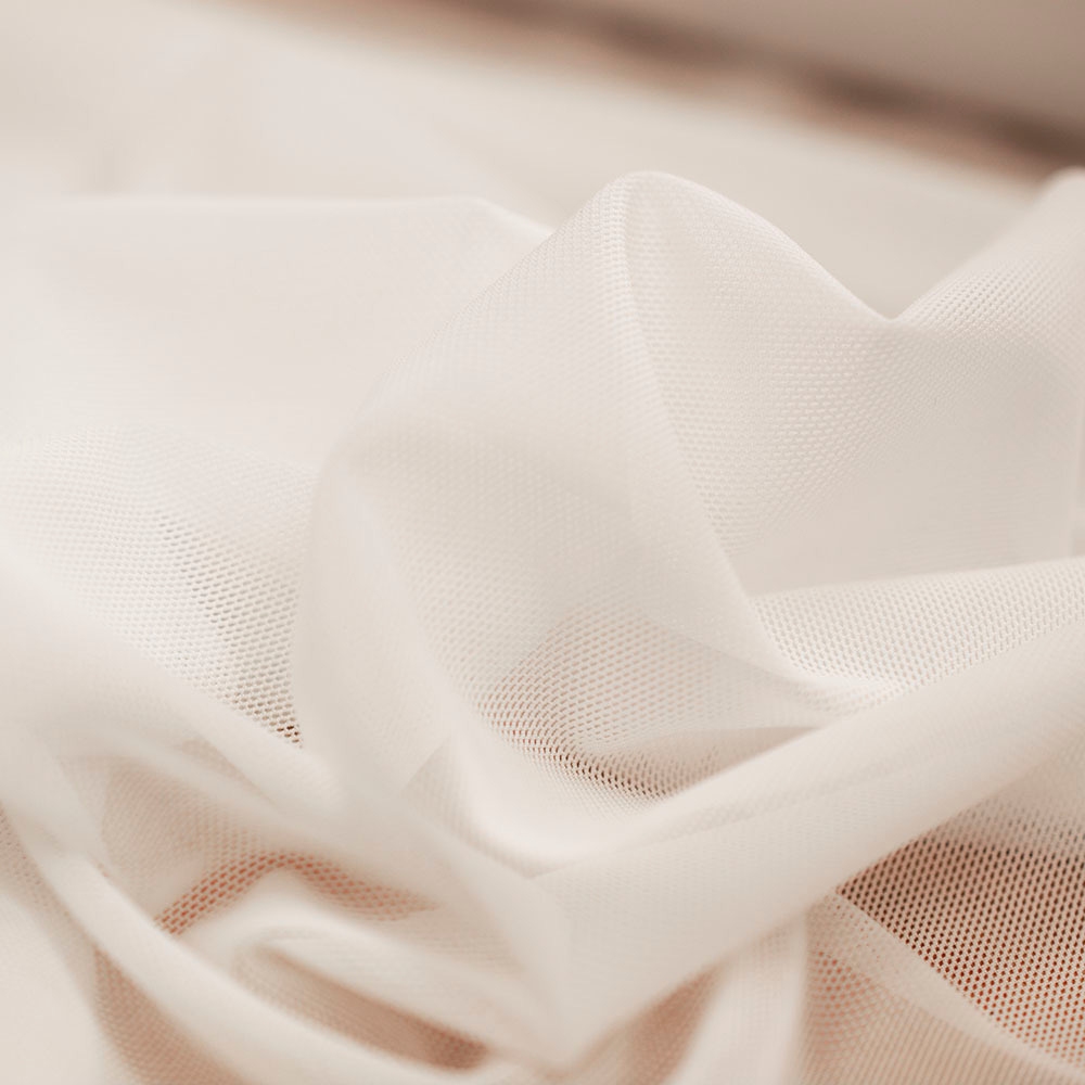 Siatka elastyczna NYLON jest bardziej zwiewna i delikatnie mniej elastyczna w porównaniu do siatki elastycznej Classic.