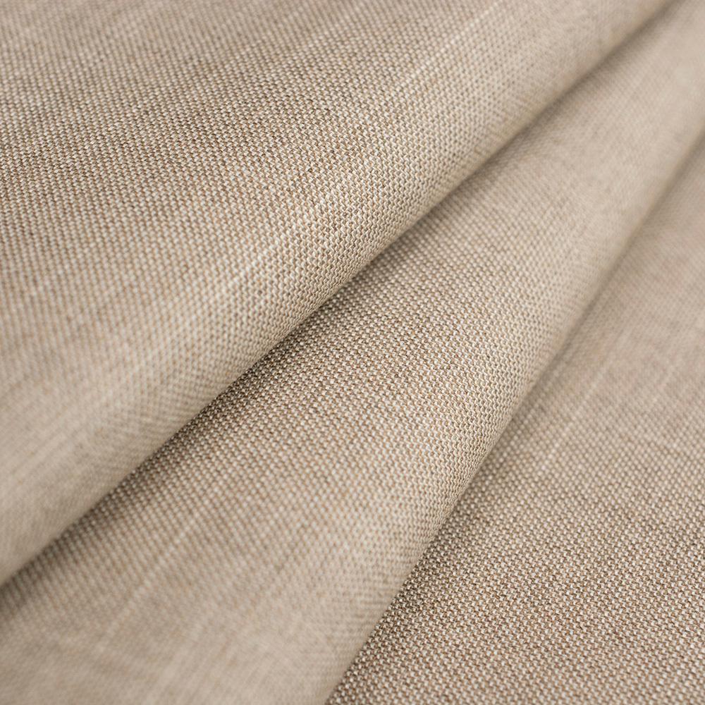 Elegancka wiskozowa tkanina garniturowa o wysokiej jakości, wyróżniająca się naturalną miękkością, przewiewnością i delikatnym chłodem charakterystycznym dla włókien celulozowych.