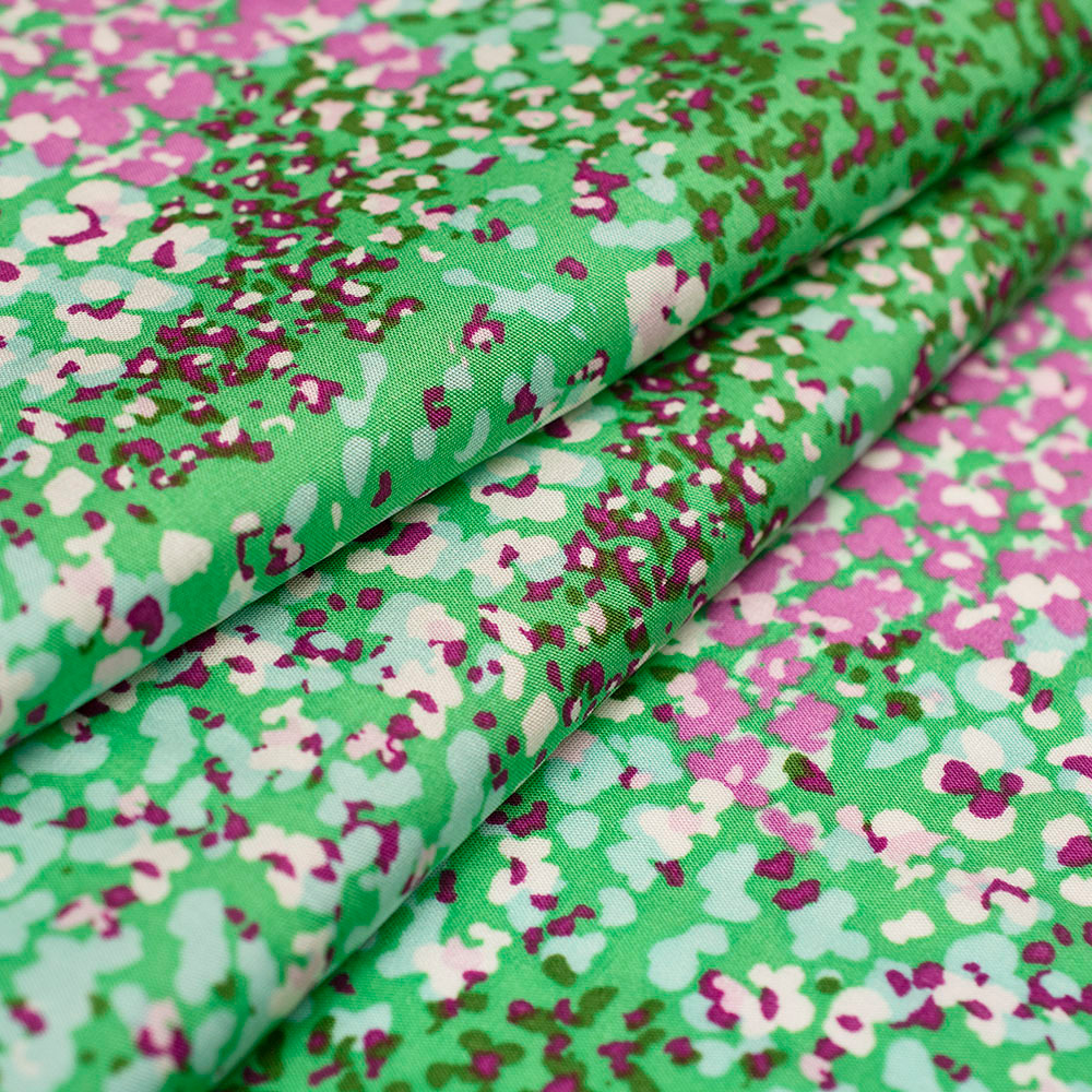 Tkanina z 100% wiskozy to wyjątkowy materiał, który cechuje się wieloma wspaniałymi właściwościami:

- Miękka i lejąca: Idealnie układa się na ciele, tworząc naturalne fałdy i ruchy.