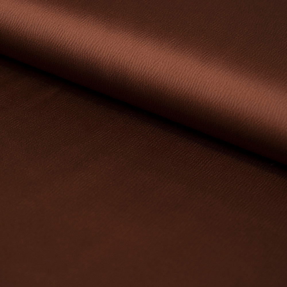 Kreszowana satyna to elegancka i pełna szyku tkanina, która pięknie podkreśla kobiecą sylwetkę.