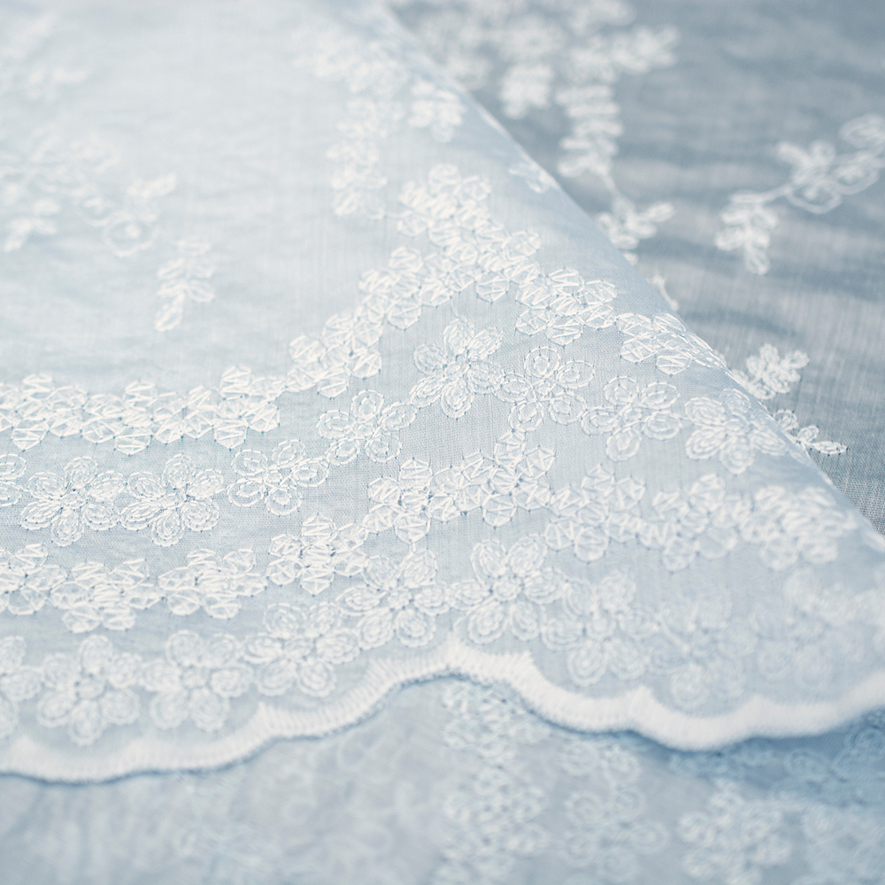Piękna tkanina z delikatnym haftem zachwyca subtelną elegancją i wyjątkową miękkością.