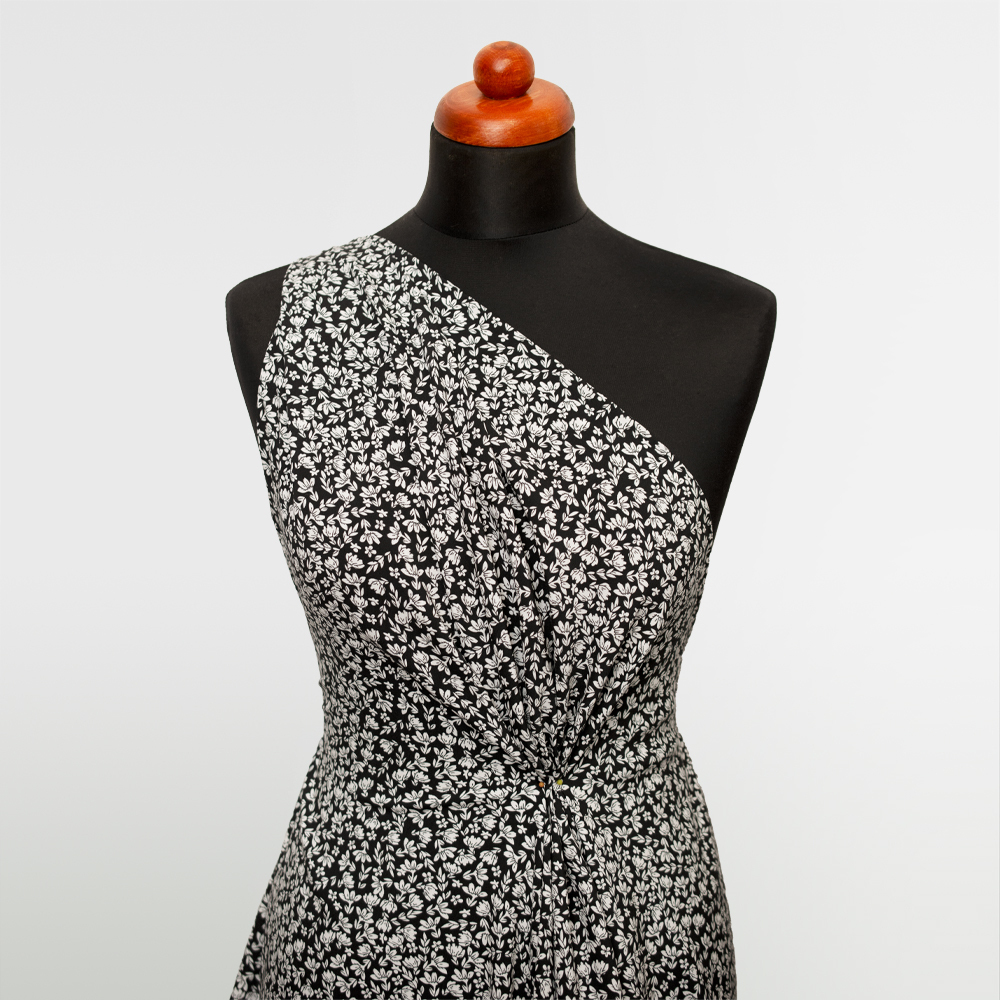 Tkanina z 100% wiskozy to lekki, miękki materiał, który pięknie układa się na sylwetce, tworząc naturalne fałdy i swobodny ruch.