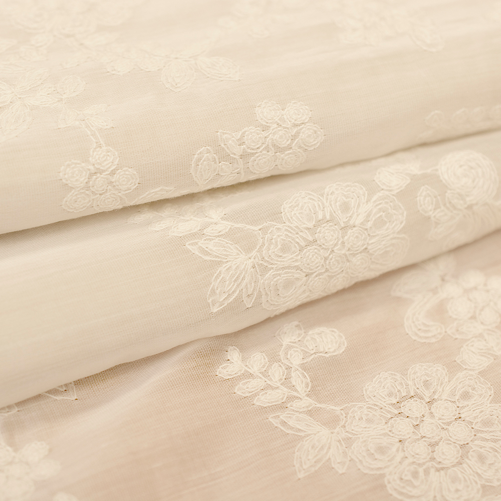 Piękna tkanina z delikatnym haftem zachwyca subtelną elegancją i wyjątkową miękkością.