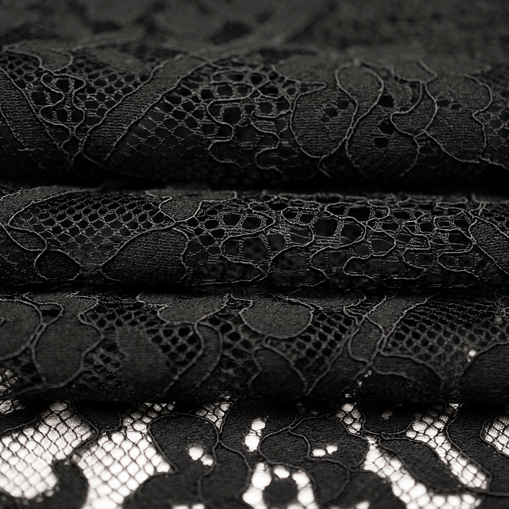 Koronka Roma to wysokiej jakości tkanina o eleganckim charakterze, wykonana z dodatkiem naturalnych włókien, które podnoszą jej komfort noszenia.