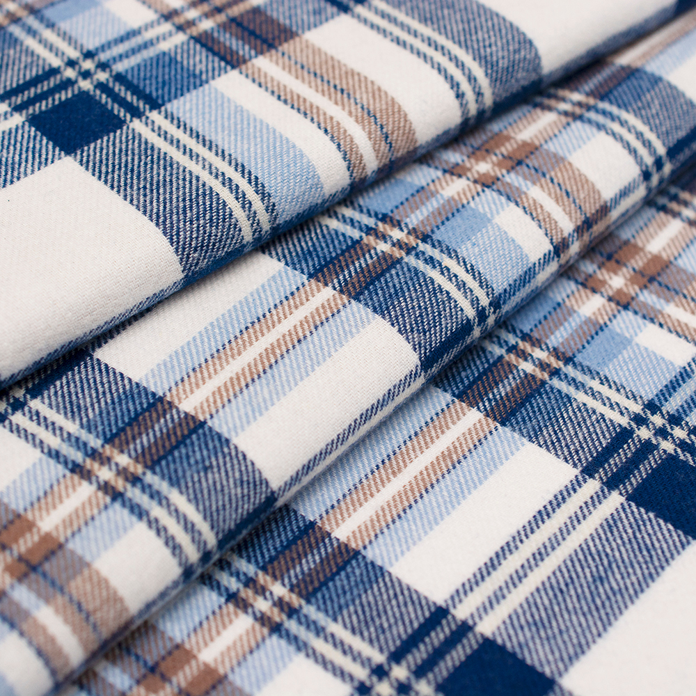 Miękka flanela wykonana z połączenia włókien bawełnianych i syntetycznych, w modnym wzorze kraty.