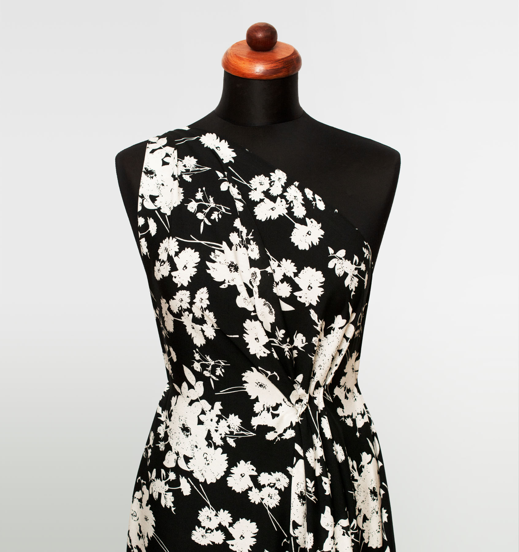 Wzorzysta tkanina wiskozowa, idealna na sukienki, spódnice i bluzki.