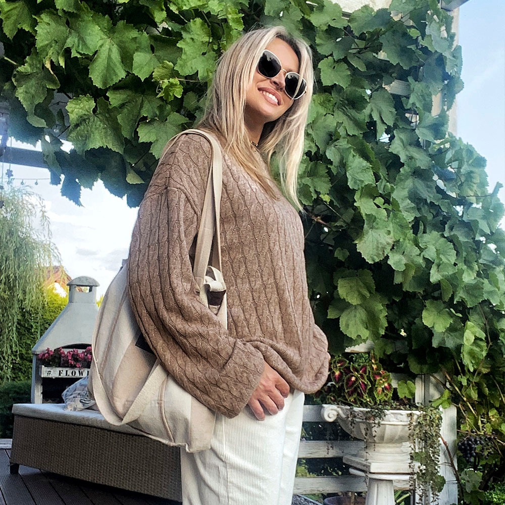 Swetrowa&nbsp;dzianina o efektownym splocie warkoczowym, wykonana z mieszanki włókien naturalnych i syntetycznych.