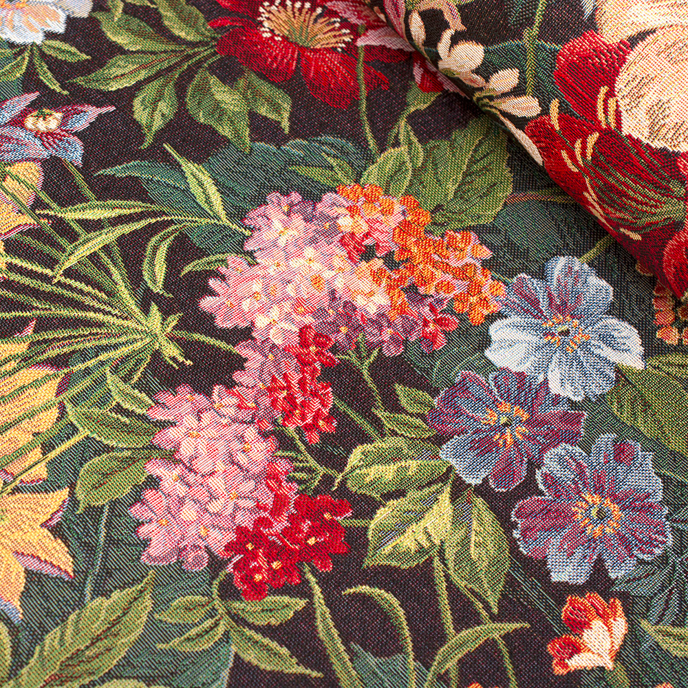 Tkanina gobelinowa to dekoracyjny materiał o gęstym splocie, który wyróżnia się eleganckimi, często artystycznymi wzorami.