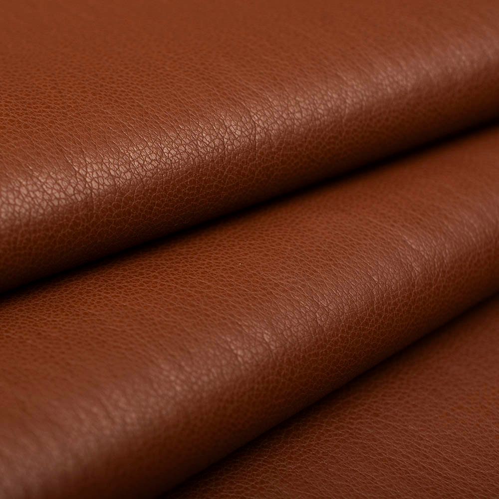 Skórzana tkanina wyróżnia się wyjątkową miękkością i plastycznością, które nadają jej szlachetny charakter i komfortowy chwyt.