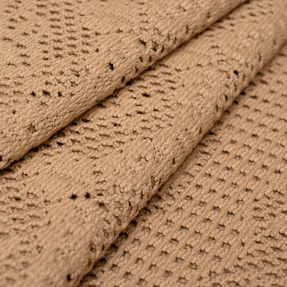 Ażurowa koronka z miękkiej, przyjemnej w dotyku bawełny o jednolitym kolorze.