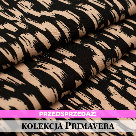 Tkanina z 100% wiskozy to lekki, miękki materiał, który pięknie układa się na sylwetce, tworząc naturalne fałdy i swobodny ruch.