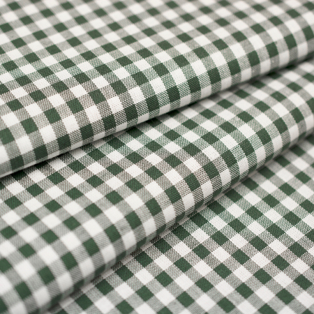 Tkanina wykonana z przędzy bawełnianej wyróżnia się luźniejszym, wyraźnym splotem oraz włóknami barwionymi oddzielnie, które tworzą klasyczny wzór kratki.