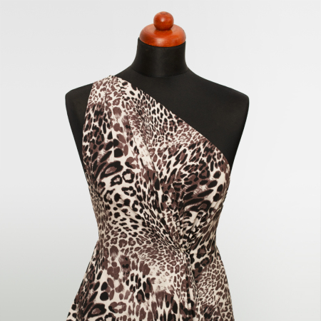 Tkanina z 100% wiskozy to lekki, miękki materiał, który pięknie układa się na sylwetce, tworząc naturalne fałdy i swobodny ruch.