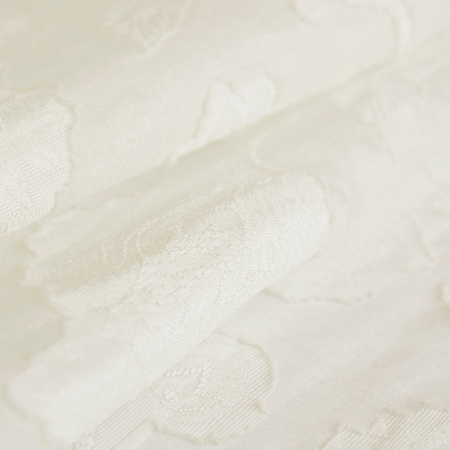 Tkanina z haftem kwiatowym wyróżnia się miękkością, lekkością i przyjemnym chwytem.