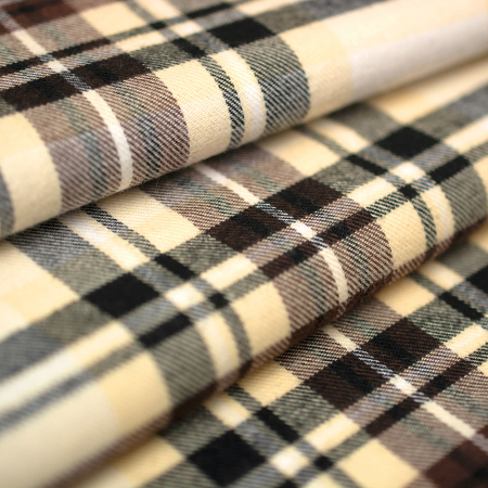 Miękka flanela wykonana z połączenia włókien bawełnianych i syntetycznych, w modnym wzorze kraty.