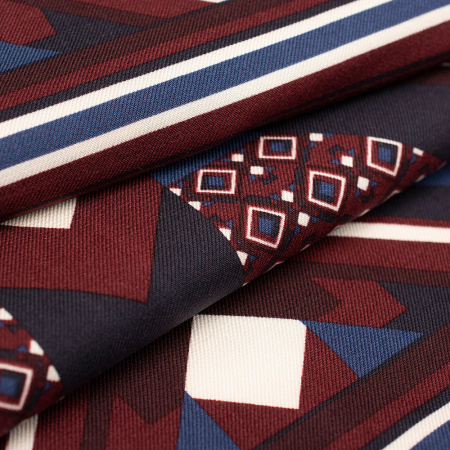 Tkanina wiskozowa o modnym, wzorzystym wykończeniu wyróżnia się diagonalnym splotem oraz wyższą gramaturą, dzięki czemu jest bardziej odporna na gniecenie.