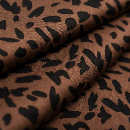 Tkanina z 100% wiskozy to lekki, miękki materiał, który pięknie układa się na sylwetce, tworząc naturalne fałdy i swobodny ruch.