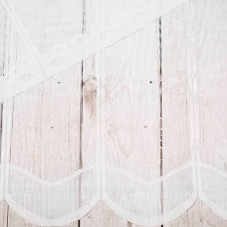 Zazdrostka typu żakardowego, krótka firanka z motywem kokardek, doskonale sprawdzi się jako dekoracja okienna.