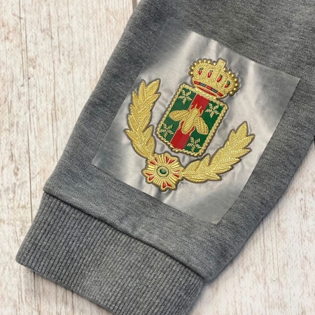 Oryginalna naprasowanka wykonana w kolorze złotym.
