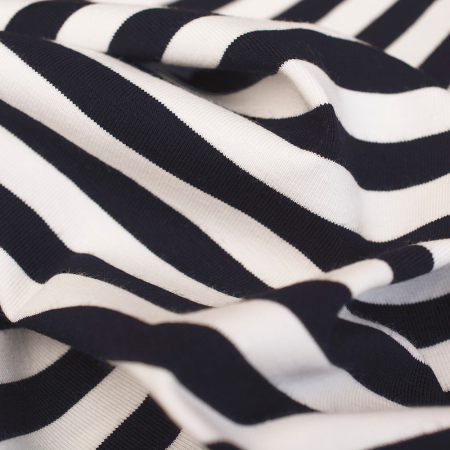 Wzorzysta dzianina bawełniana typu Singiel zachwyca miękkością, przewiewnością i naturalnym komfortem noszenia.