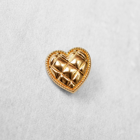 Pozłacany guzik metalowy na stopce w kształcie serca.