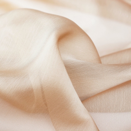 Szyfon Perła to doskonałej jakości tkanina, idealnie nadaje się na eleganckie i szykowną odzież.