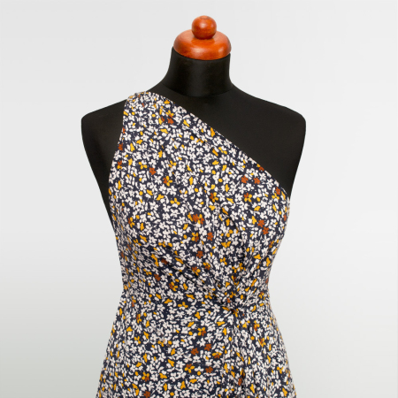 Tkanina z 100% wiskozy to lekki, miękki materiał, który pięknie układa się na sylwetce, tworząc naturalne fałdy i swobodny ruch.