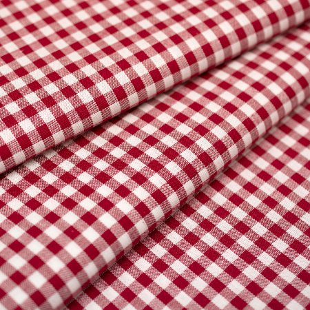 Tkanina wykonana z przędzy bawełnianej wyróżnia się luźniejszym, wyraźnym splotem oraz włóknami barwionymi oddzielnie, które tworzą klasyczny wzór kratki.